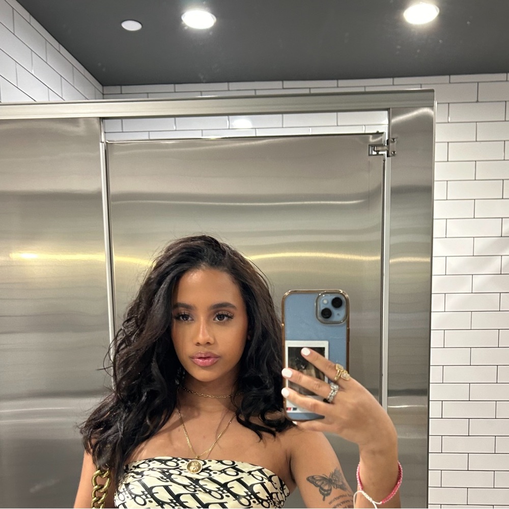 Meet your Posher, Winifer